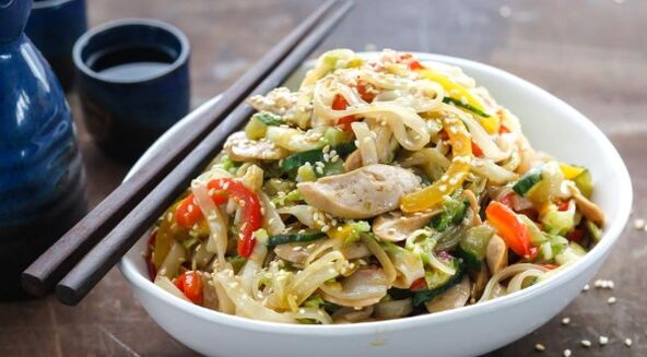 Makaron ryżowy z warzywami – pierwsze danie w menu diety bezglutenowej