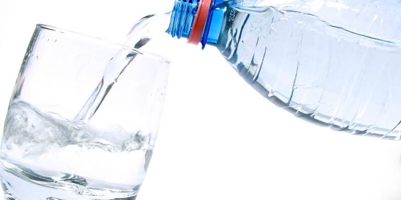 picie czystej wody jest obowiązkowe, aby schudnąć w domu