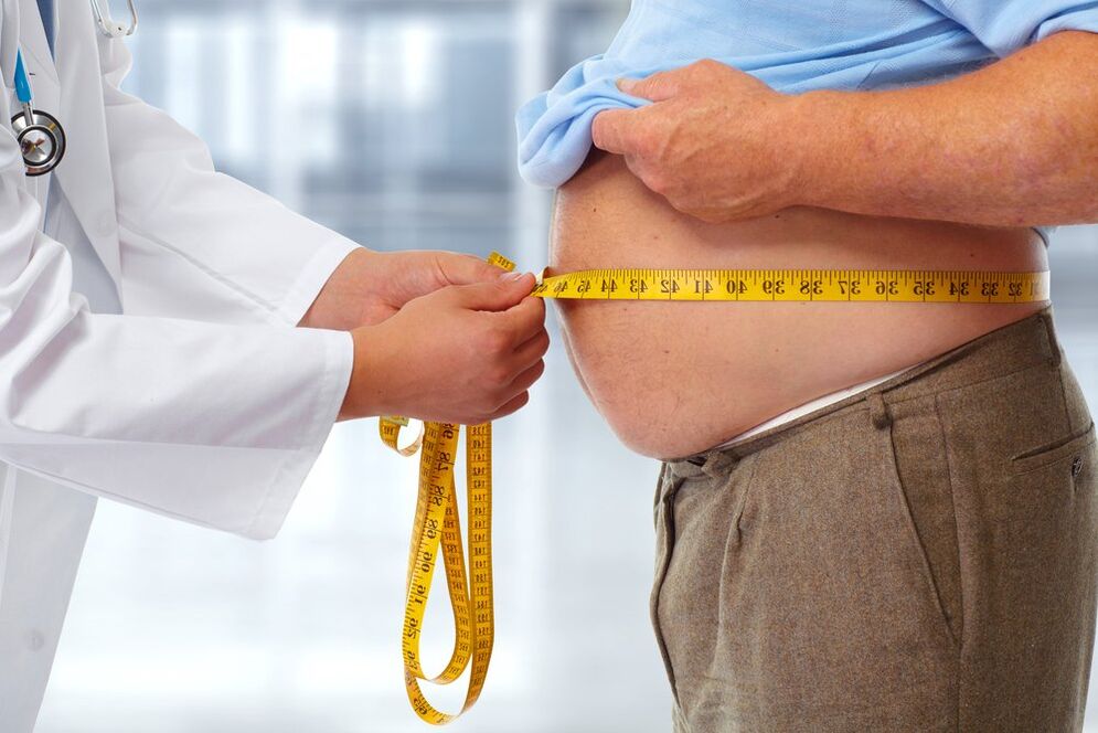 lekarz mierzy talię pacjenta na diecie